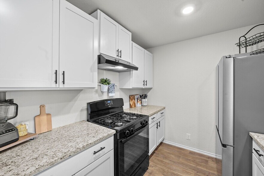 Building Photo - 923 Empress Brilliant