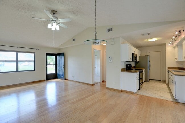 Building Photo - 1690 Seahouse St