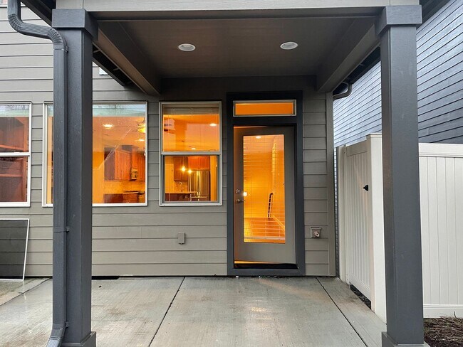 Building Photo - NEWER LUXURY Style Townhouse with a gorgeo...
