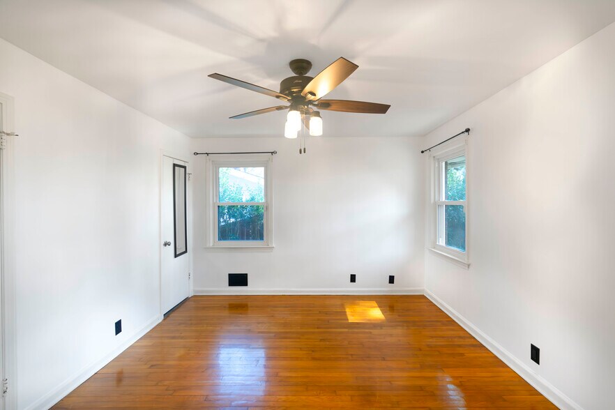 Building Photo - 161 Blades St