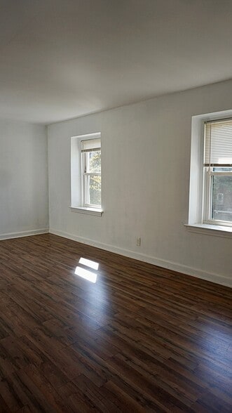 Building Photo - 200 Hiawatha Ln