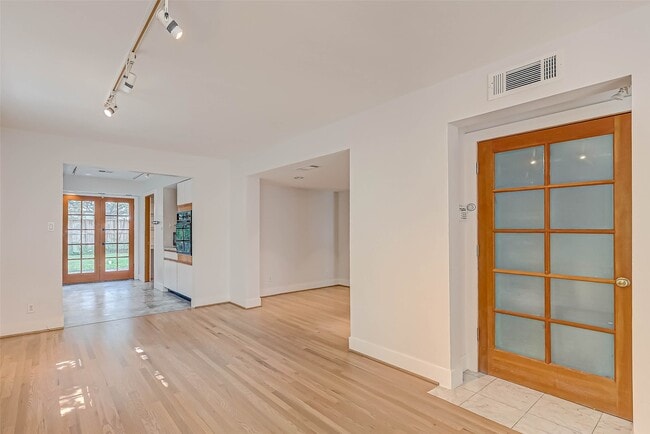 Building Photo - 2346 Dunstan Rd