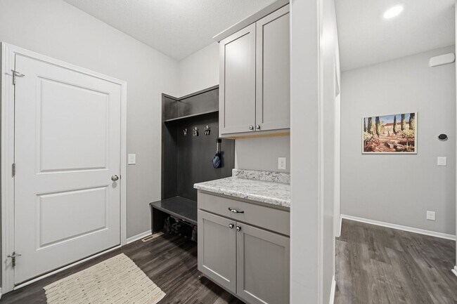 Building Photo - Awesome 4 Bedroom LIKE NEW!