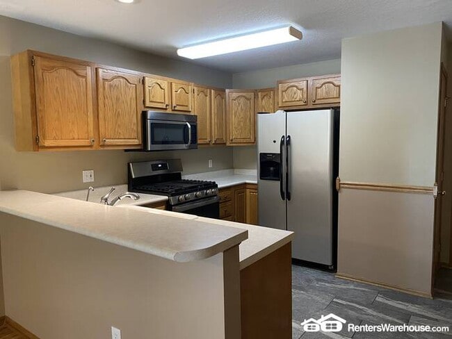 Building Photo - 3 bedroom/3 bath Townhome in Norwalk for Rent