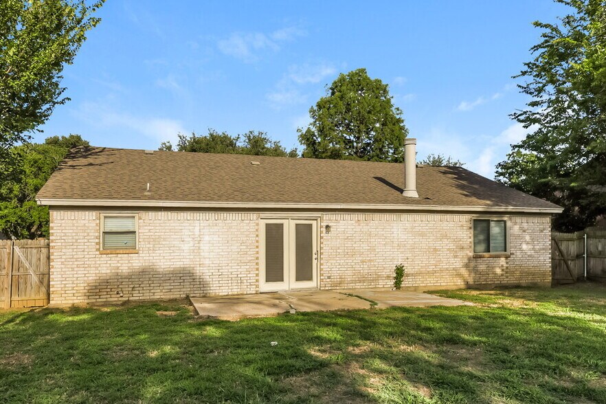Building Photo - 6004 Cool Springs Dr