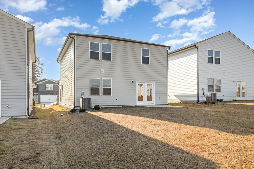 Building Photo - 1425 Rhodes Pond St