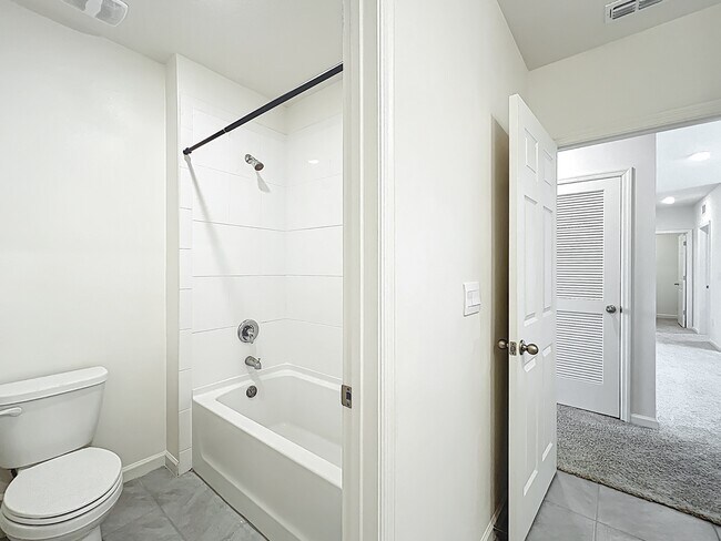 Building Photo - 870 Remington Green Dr SE