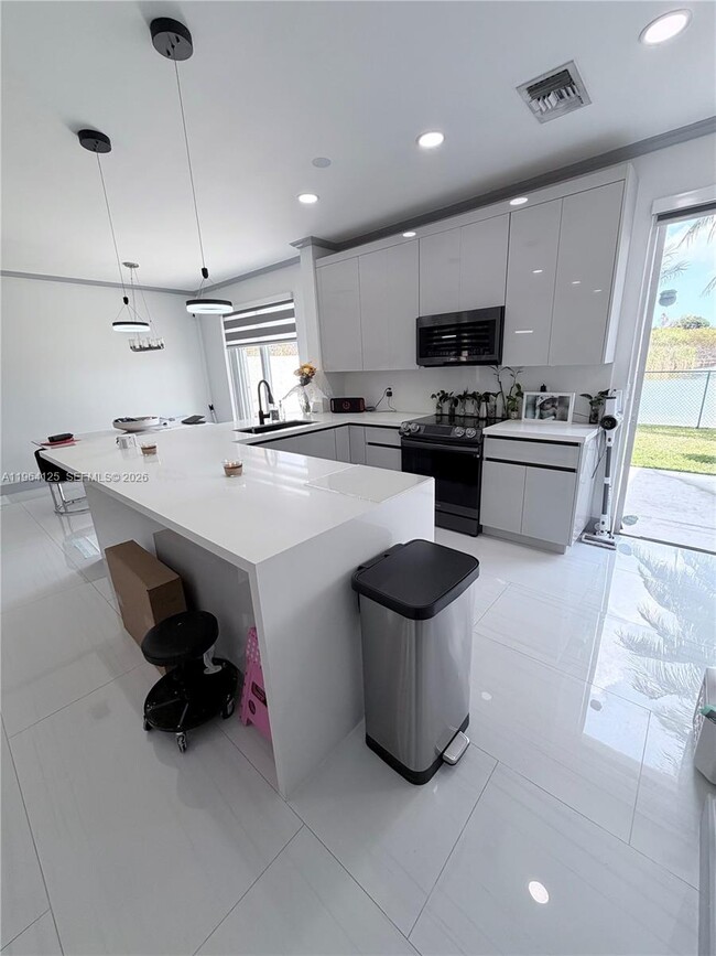 Building Photo - 15102 NW 7th Ct