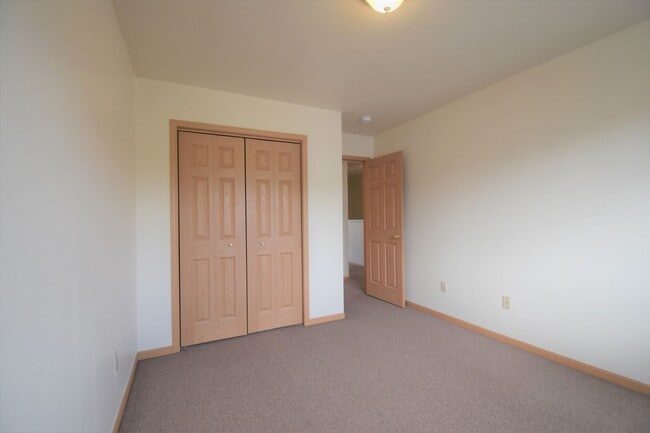 Building Photo - Centrally Located 3b 1.5ba Townhouse with attached Garage and Patio!