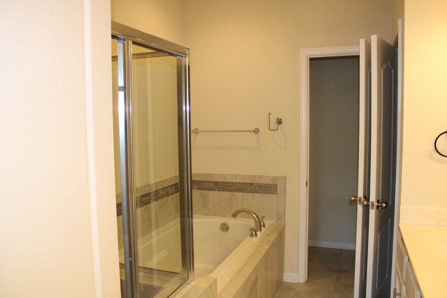 Building Photo - 829 Jarrett Ln