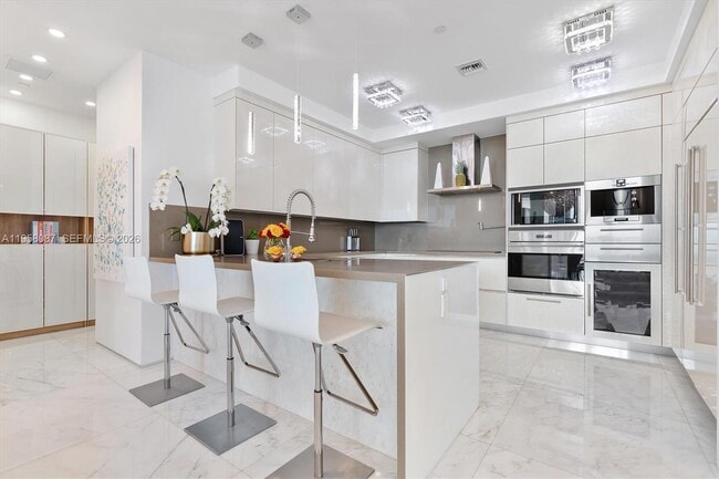 Building Photo - 17475 Collins Ave