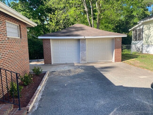 Building Photo - Stunning Executive Rental