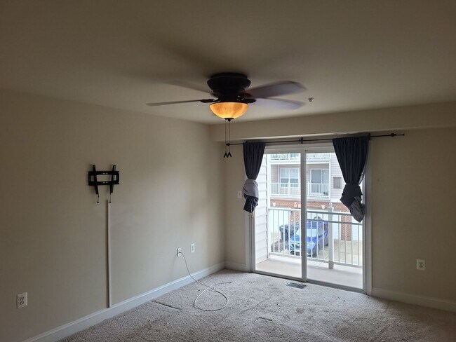 Building Photo - Fantastic 2 Bed 2.5 Bath Interior Townhome...