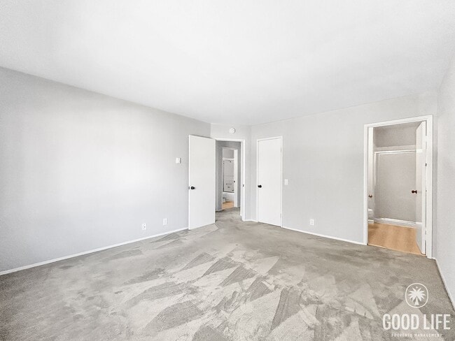 Building Photo - Stunning 2BD/2.5BA W/ In-Unit Laundry and ...