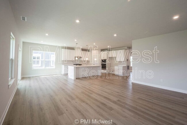 Building Photo - 581 Roosevelt St