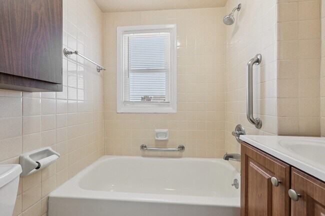 Building Photo - 153 Banta Ave