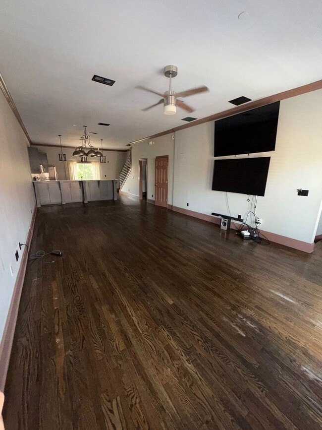 Building Photo - 2 bedroom/3 bath Townhome with extra room/...