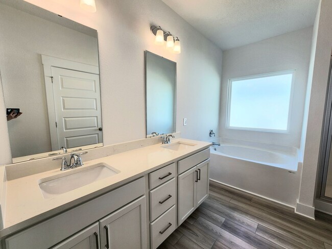 Building Photo - Beautiful new 4/2 home available in Greenb...