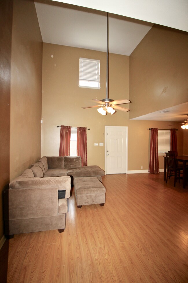 Grand entryway with high ceilings - 141 E Boyd Dr