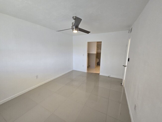 Building Photo - 2-Bed, 2-Bath Miami Condo in HOA Community – Pool, Laundry On-Site