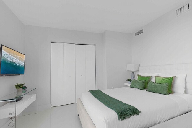 Building Photo - 2602 E Hallandale Beach Blvd