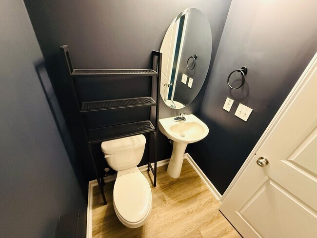 Building Photo - Valley End