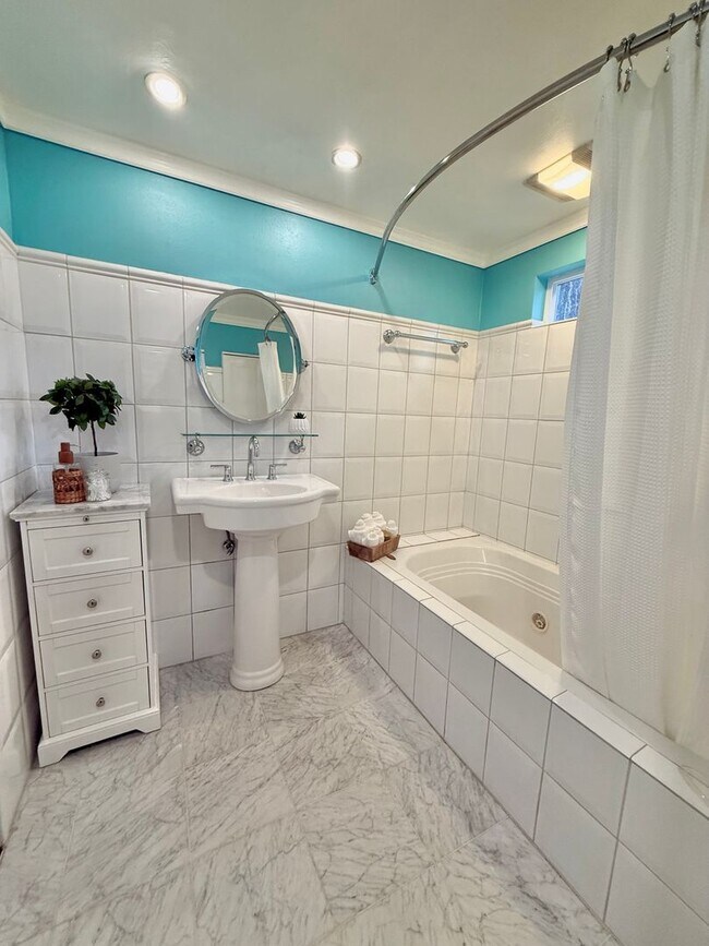 Building Photo - Beautiful 3B/2B First Addition Area in Lake Oswego