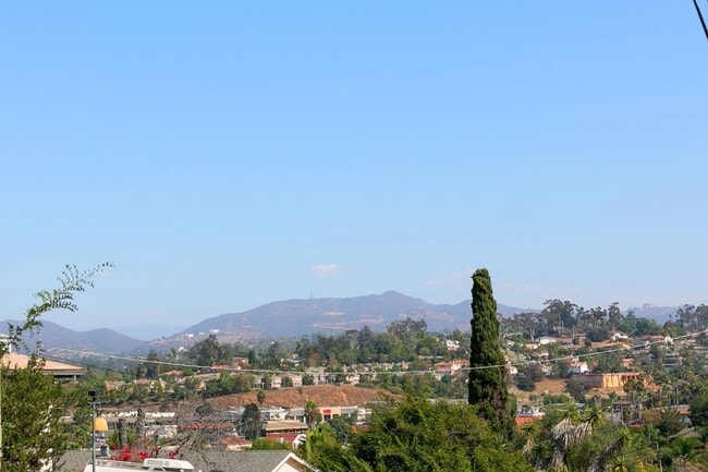 Building Photo - Remodeled Home with Views!