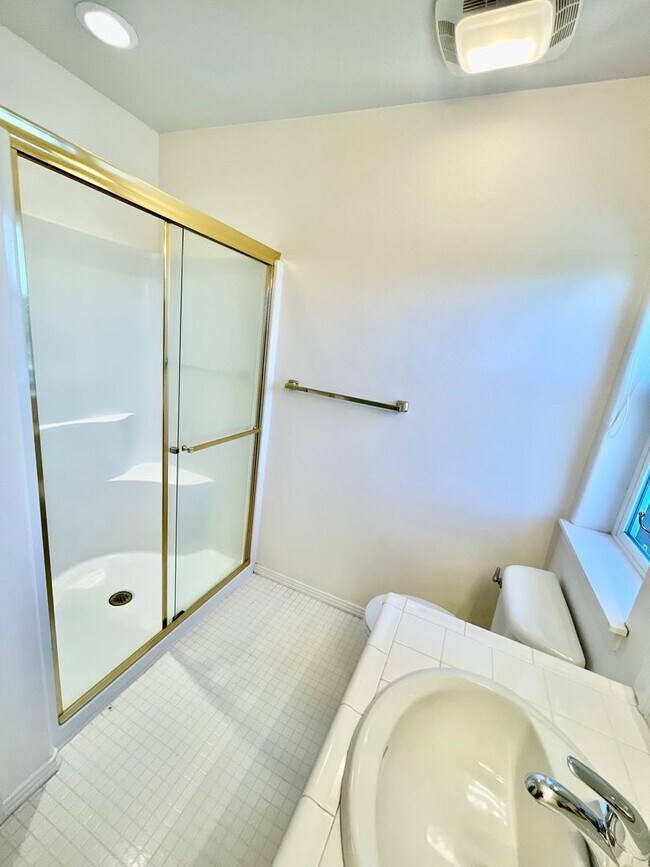 Building Photo - Stylish Bull Mountain Home – 3 Bed, 2.5 Ba...