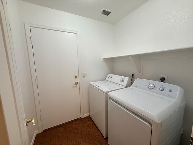 Building Photo - 6061 E Rochelle St