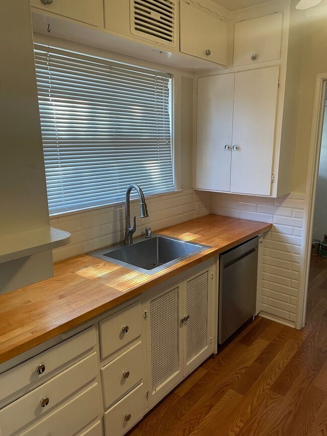 Building Photo - Two Bedroom 1 Bath in East Sacramento