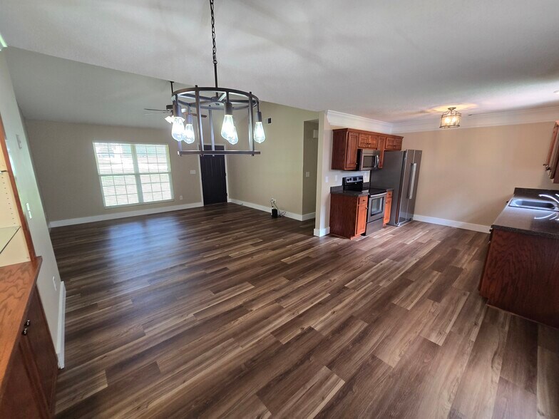 Eat-in Area - 2065 Pinemount Blvd