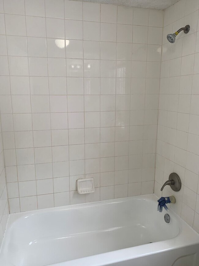 Building Photo - Your Next Home Awaits: 4BR/2BA in Desirable Prairie Village Location!