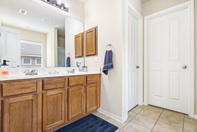 Building Photo - Charming Home Awaits: Spacious & Modern Living in a Prime Location