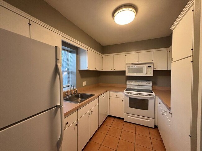 Building Photo - 5105 W 75th St