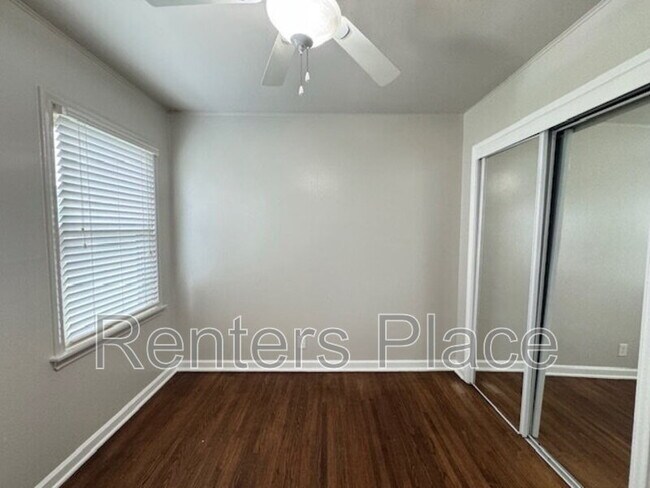 Building Photo - 208 E 45th Pl