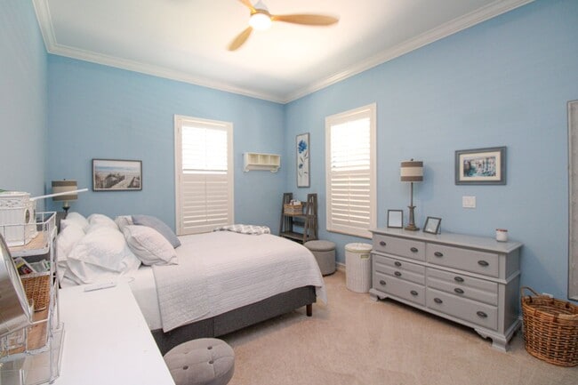 Building Photo - ** THE MOORINGS ** SINGLE FAMILY HOME 3 PL...