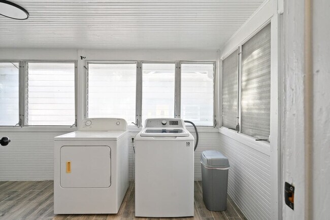 Building Photo - 1829 Hollenbeck Dr