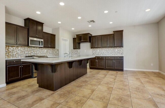 Building Photo - Beautiful 5 Bedroom, 3 Bath Tracy Home / B...