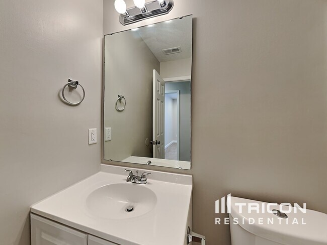 Building Photo - 4424 River Edge Dr