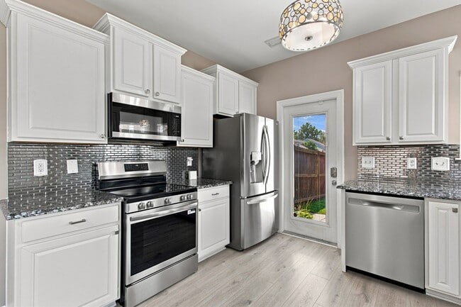 Building Photo - 2055 Hemlock Dr