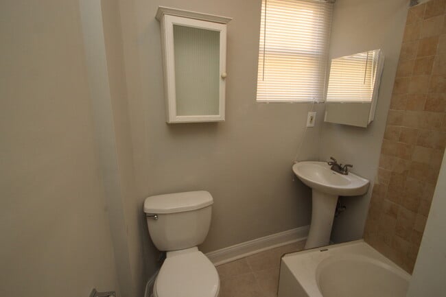 Building Photo - Updated & Lovely Harwood 3bd/1ba rowhome w...