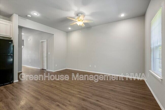 Building Photo - 820 Baker St NW