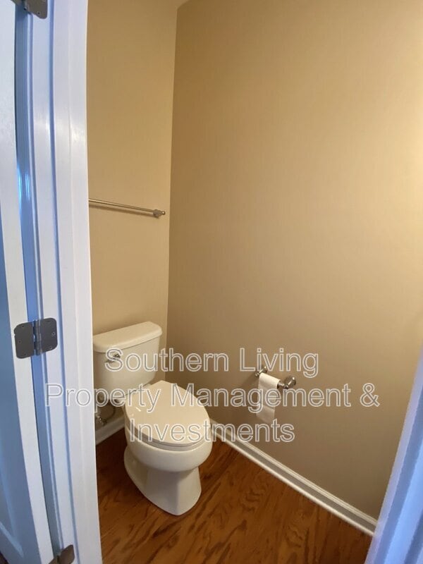 Building Photo - 2601 Silverthorn Dr