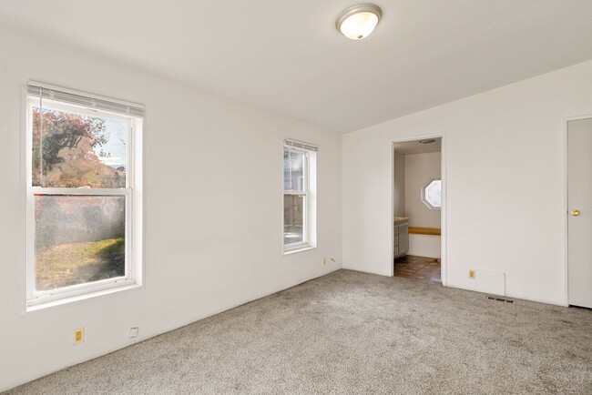 Building Photo - Pet Friendly 3 Bedroom 2 Bath