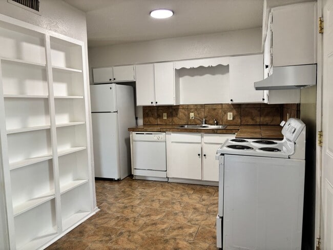 Building Photo - 2BD/1BA | Large Yard | Large Pets Welcome!