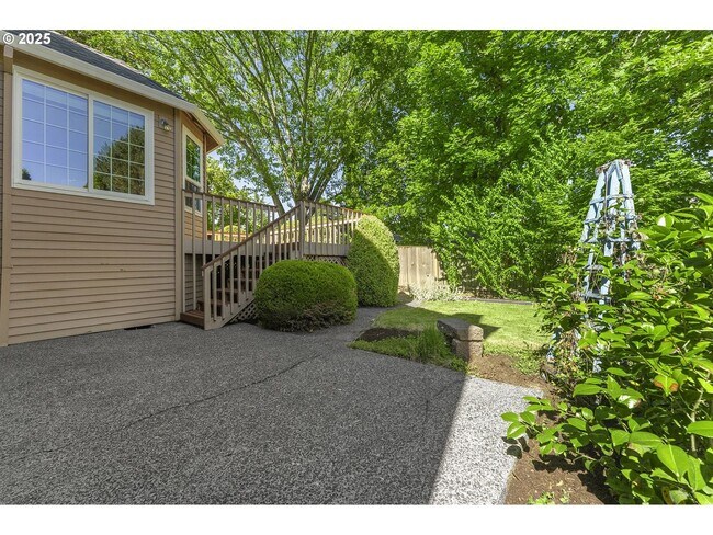 Building Photo - 3-Bedroom Home with Granite Kitchen, Family Room & Private Deck