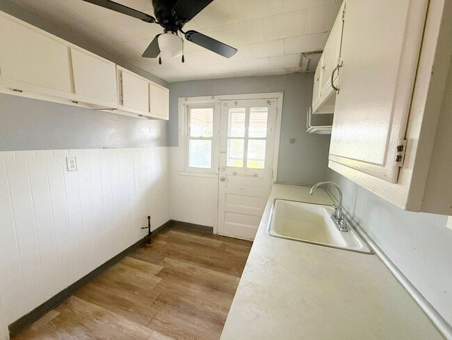 Building Photo - 2 BED 1 BATH BEAUTIFUL SINGLE FAMILY HOME ...