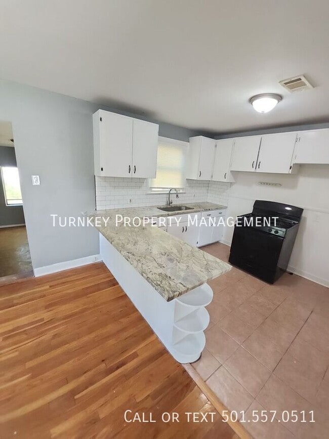 Building Photo - 1720 Pinewood Dr