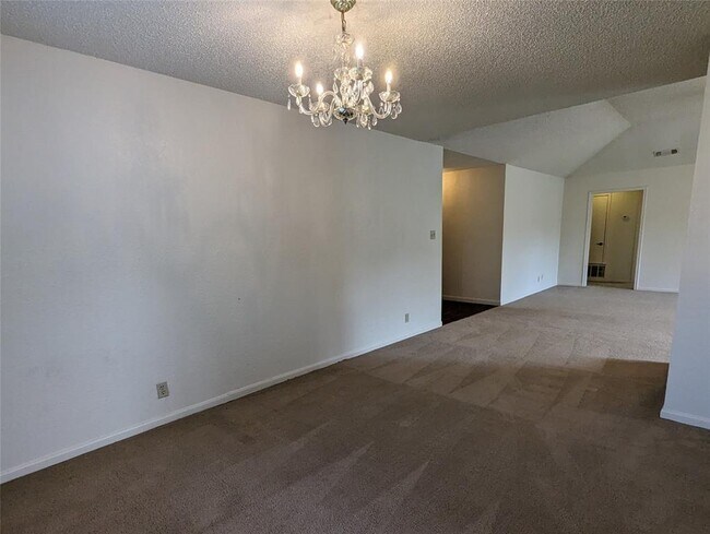 Building Photo - 904 Woodview Dr